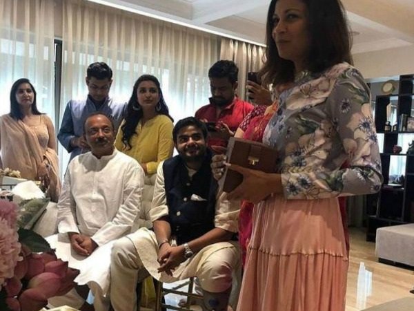 পরিবারের সকলে একসঙ্গে