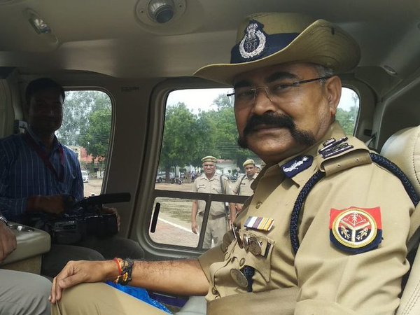 হিন্দু পূণ্যার্থীদের ওপর হেলিকপ্টার থেকে পুষ্পবর্ষণ, চরম বিতর্কে পুলিশ অফিসার হিন্দু পূণ্যার্থীদের ওপর হেলিকপ্টার থেকে পুষ্পবর্ষণ, চরম বিতর্কে পুলিশ অফিসার