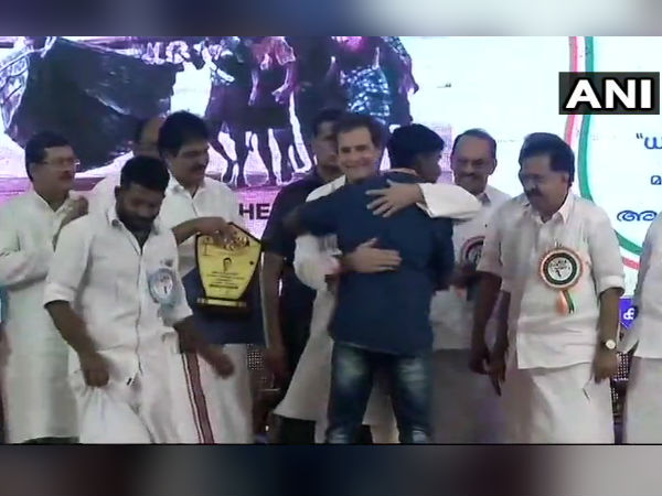 কেরলের বন্যায় মৎসজীবীদের সাহসকে কুর্ণিশ রাহুলের কেরলের বন্যায় মৎসজীবীদের সাহসকে কুর্ণিশ রাহুলের