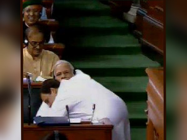 ‘রাহুলের ‘জাদু কা ঝাপ্পি’ ভুলতে পারছেন না মোদী’ ‘রাহুলের ‘জাদু কা ঝাপ্পি’ ভুলতে পারছেন না মোদী’
