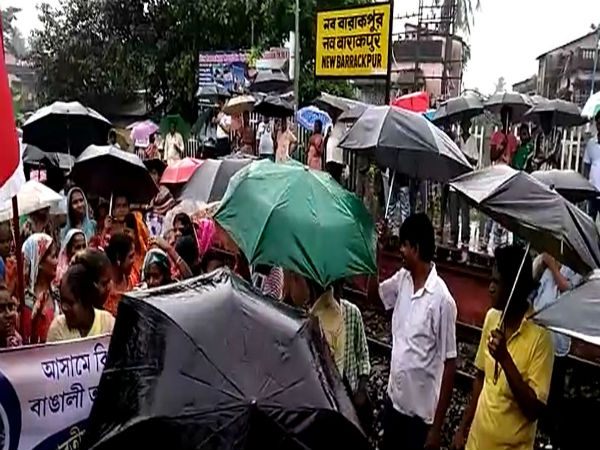 মতুয়াদের অবরোধের জের! শিয়ালদহ মেন লাইনে ট্রেন বন্ধে দুর্ভোগে নিত্যযাত্রীরা মতুয়াদের অবরোধের জের! শিয়ালদহ মেন লাইনে ট্রেন বন্ধে দুর্ভোগে নিত্যযাত্রীরা