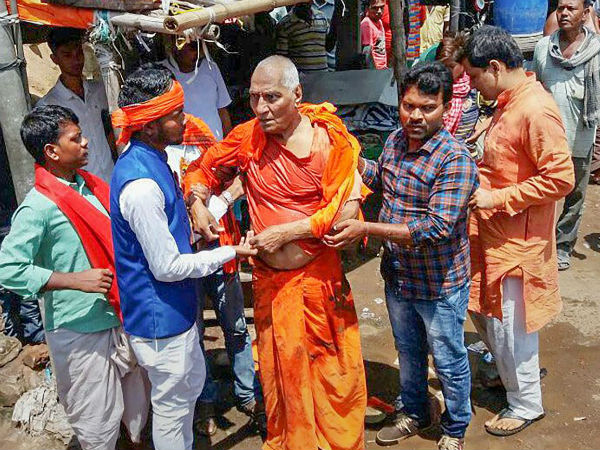 বাজেপেয়ীকে শেষ শ্রদ্ধা জানাতে গিয়েও অসহিষ্ণুতার শিকার, আক্রান্ত স্বামী অগ্নিবেশ বাজেপেয়ীকে শেষ শ্রদ্ধা জানাতে গিয়েও অসহিষ্ণুতার শিকার, আক্রান্ত স্বামী অগ্নিবেশ