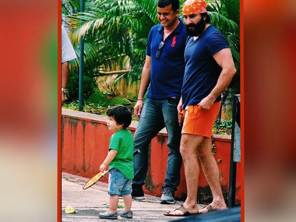 র্যাকেট হাতে তৈমুর! বাবা সইফের সামনেই চলল খেলা, দেখুন এই ভাইরাল ছবিগুলি র্যাকেট হাতে তৈমুর! বাবা সইফের সামনেই চলল খেলা, দেখুন এই ভাইরাল ছবিগুলি