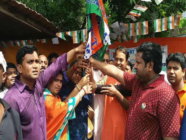 উন্নয়নের দোহাই! স্বাধীনতার দিনে স্বাধীন সিদ্ধান্ত ৬ পঞ্চায়েত সদস্যের উন্নয়নের দোহাই! স্বাধীনতার দিনে স্বাধীন সিদ্ধান্ত ৬ পঞ্চায়েত সদস্যের
