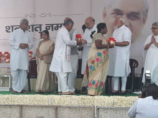 রাজ্য নেতৃত্বের হাতে অস্থি কলস