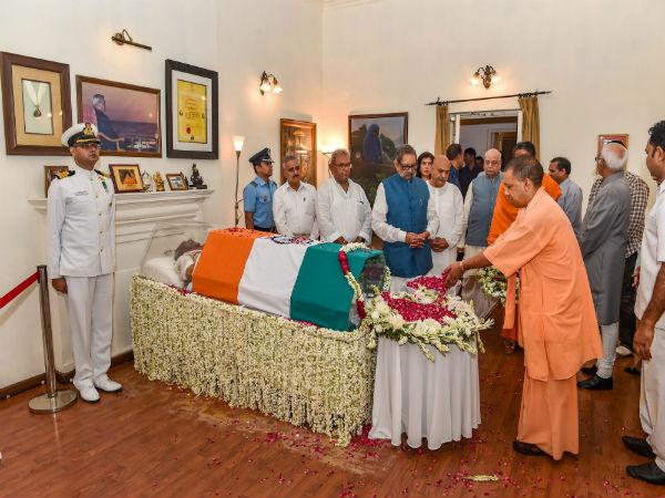 বাজপেয়ীর ছাই-এ কি যোগীর বিতর্ক থামবে বাজপেয়ীর ছাই-এ কি যোগীর বিতর্ক থামবে