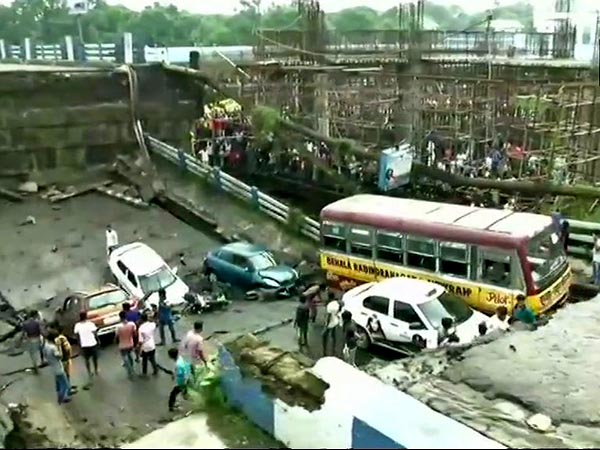মাঝেরহাটে ব্রিজ ভেঙে পড়ার নেপথ্যে কি মেট্রোর কাজ! মাঝেরহাটে ব্রিজ ভেঙে পড়ার নেপথ্যে কি মেট্রোর কাজ!