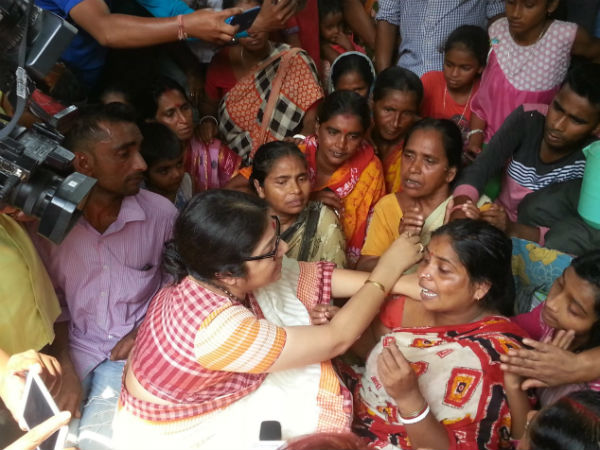 মমতা ফ্যাসিস্ট মুখ্যমন্ত্রী! জ্যোতি বসুকেও হার মানাবেন, দাঁড়িভিটে দাঁড়িয়ে তোপ মুকুলের মমতা ফ্যাসিস্ট মুখ্যমন্ত্রী! জ্যোতি বসুকেও হার মানাবেন, দাঁড়িভিটে দাঁড়িয়ে তোপ মুকুলের