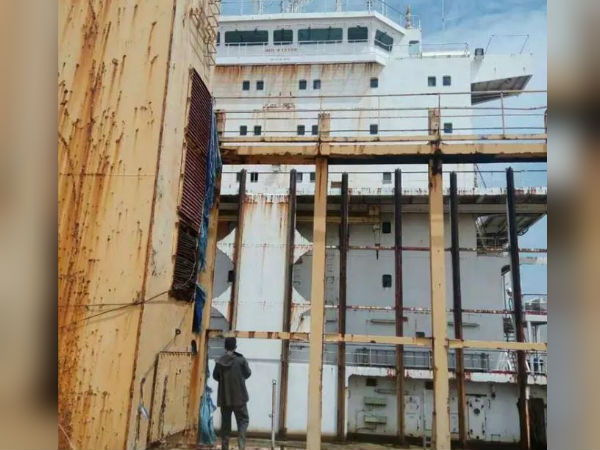 ভারত মহাসাগরের বুকে ভেসে বেড়াচ্ছে ভুতুড়ে জাহাজ, গা ছমছমে জাহাজে উঠতে কেঁপে গেল পুলিশ ভারত মহাসাগরের বুকে ভেসে বেড়াচ্ছে ভুতুড়ে জাহাজ, গা ছমছমে জাহাজে উঠতে কেঁপে গেল পুলিশ
