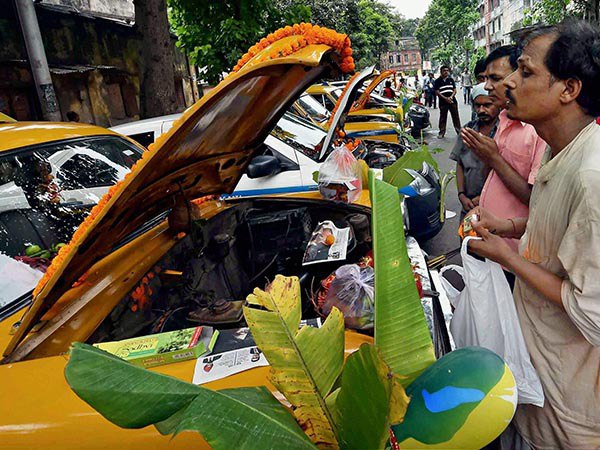 কেন মেশিন-পূজা করা হয়?