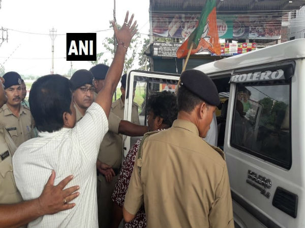 উত্তপ্ত ইসলামপুর! শুভেন্দু অধিকারীর পাইলটকারে হামলা, বাসে আগুন উত্তপ্ত ইসলামপুর! শুভেন্দু অধিকারীর পাইলটকারে হামলা, বাসে আগুন