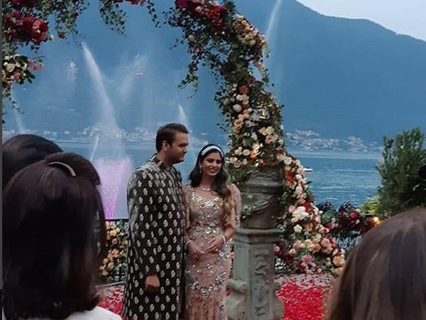 ইতালিতে ইশা আম্বানির রাজকীয় বাগদান পর্বে বলিউডের চাঁদের হাট! দেখুন ভিডিও ইতালিতে ইশা আম্বানির রাজকীয় বাগদান পর্বে বলিউডের চাঁদের হাট! দেখুন ভিডিও