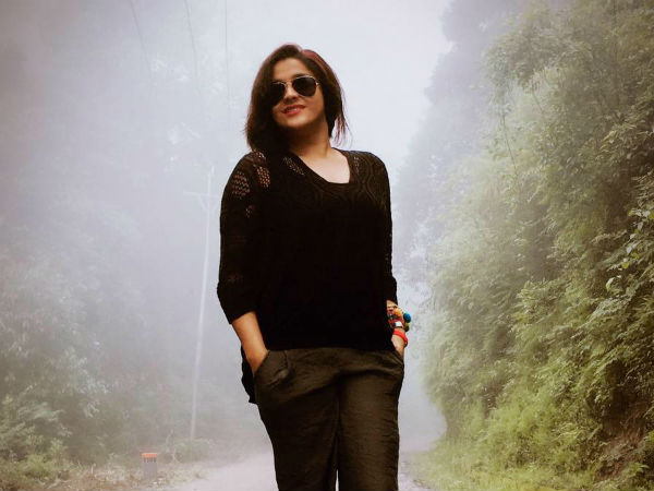 আপনি তো হুগলির মেয়ে.. ছোটবেলার হুগলির পুজো আর বড়বেলার কলকাতার পুজোর মধ্যে পার্থক্য কিছু পান?
