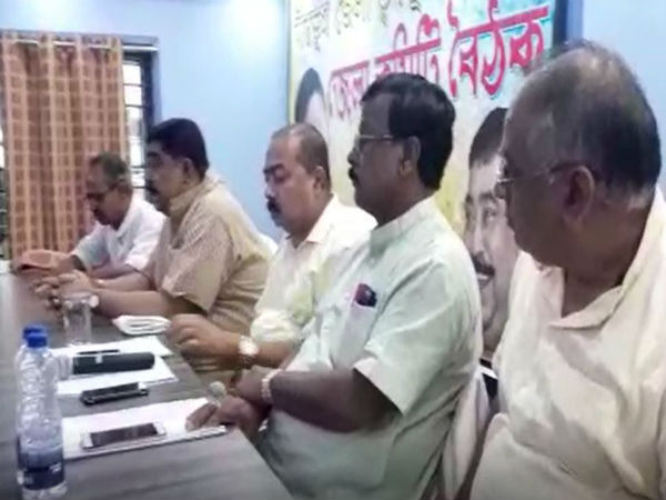 গাঁজার কেস দিতে প্রশাসনকে নির্দেশ অনুব্রত-র! কটাক্ষে রাহুল-সূর্য যা বললেন গাঁজার কেস দিতে প্রশাসনকে নির্দেশ অনুব্রত-র! কটাক্ষে রাহুল-সূর্য যা বললেন