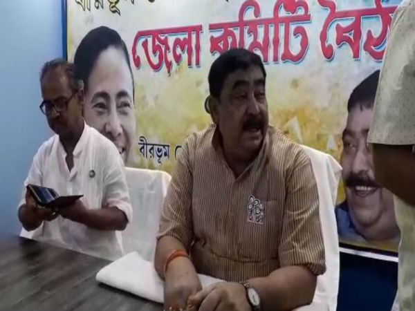 বিজেপি নেত্রীকে গাঁজার কেসে অ্যারেস্ট করিয়ে দে! নির্দেশ অনুব্রত-র বিজেপি নেত্রীকে গাঁজার কেসে অ্যারেস্ট করিয়ে দে! নির্দেশ অনুব্রত-র