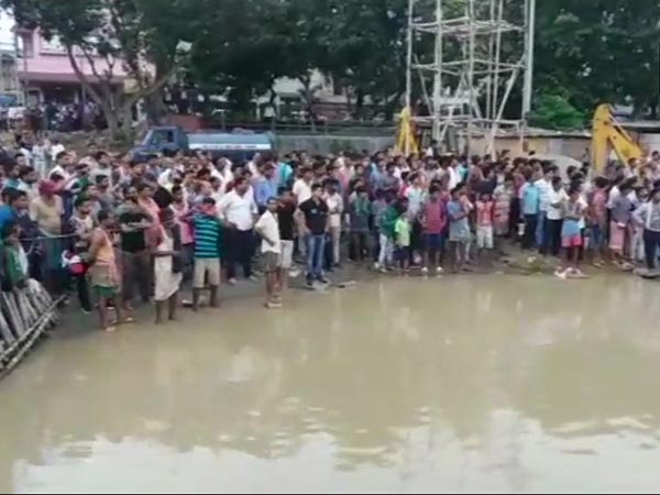 গুয়াহাটিতে ব্রহ্মপুত্রে নৌকাডুবি, মৃত ২, নিখোঁজ ২৬ জন গুয়াহাটিতে ব্রহ্মপুত্রে নৌকাডুবি, মৃত ২, নিখোঁজ ২৬ জন