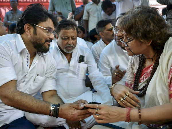 ‘ঝালমুড়ি রাজনীতি’, অজ্ঞতার দাসত্ব ছাড়ার বার্তা বাবুলের ‘ঝালমুড়ি রাজনীতি’, অজ্ঞতার দাসত্ব ছাড়ার বার্তা বাবুলের
