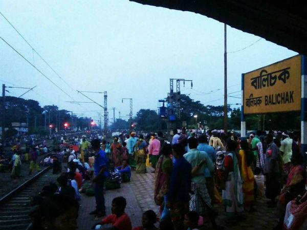 ১৫ ঘণ্টা পার হয়েও চলছে রেল রোকো, ১০-এর বেশি এক্সপ্রেস ট্রেন বাতিল, দুর্ভোগে লক্ষ-লক্ষ যাত্রী ১৫ ঘণ্টা পার হয়েও চলছে রেল রোকো, ১০-এর বেশি এক্সপ্রেস ট্রেন বাতিল, দুর্ভোগে লক্ষ-লক্ষ যাত্রী