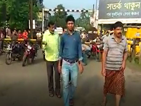 বিজেপির মহিলা কর্মীকে পুলিশের সামনেই লাথি! দেখুন, তৃণমূল নেতার দাদাগিরির ভিডিও বিজেপির মহিলা কর্মীকে পুলিশের সামনেই লাথি! দেখুন, তৃণমূল নেতার দাদাগিরির ভিডিও