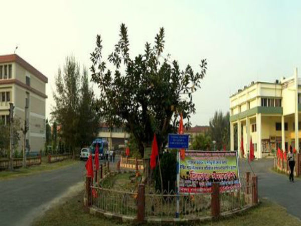 আন্দোলনরত ছাত্রছাত্রীদের ওপর বহিরাগত সশস্ত্র হামলা! কৃষি বিশ্ববিদ্যালয়ের নিরাপত্তা নিয়ে প্রশ্ন আন্দোলনরত ছাত্রছাত্রীদের ওপর বহিরাগত সশস্ত্র হামলা! কৃষি বিশ্ববিদ্যালয়ের নিরাপত্তা নিয়ে প্রশ্ন