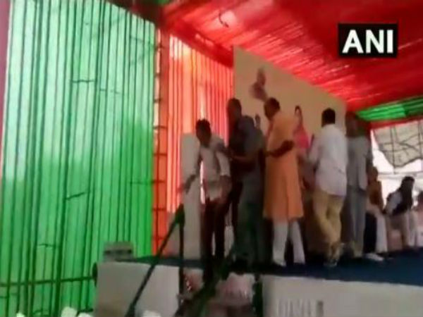 বিজেপি শাসিত রাজ্যের মুখ্যমন্ত্রীর সামনেই হাতাহাতি! মোদীর দলের অস্বস্তি-র ছবি হল ভাইরাল বিজেপি শাসিত রাজ্যের মুখ্যমন্ত্রীর সামনেই হাতাহাতি! মোদীর দলের অস্বস্তি-র ছবি হল ভাইরাল