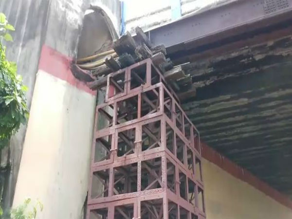 ব্রিজের থেকে যাওয়া অংশের নিচেই তাপ্পি, গজিয়েছে গাছ! দেখুন ভিডিও ব্রিজের থেকে যাওয়া অংশের নিচেই তাপ্পি, গজিয়েছে গাছ! দেখুন ভিডিও