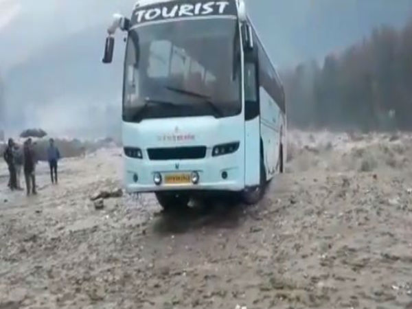 মানালিতে হড়কা বান! ভেসে গেল টুরিস্ট বাস, দেখুন ভিডিও মানালিতে হড়কা বান! ভেসে গেল টুরিস্ট বাস, দেখুন ভিডিও