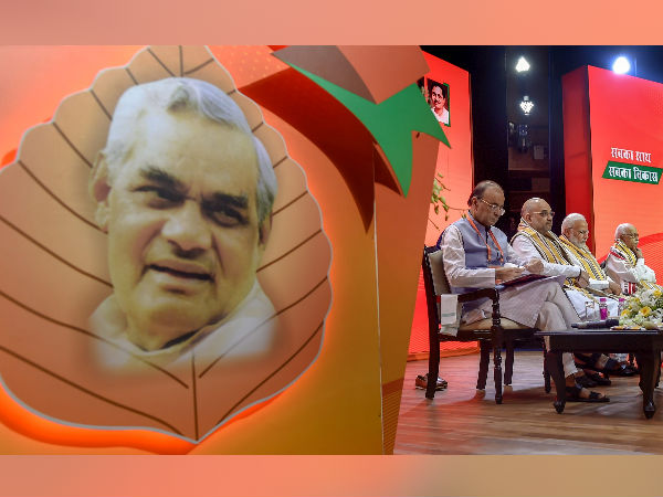 মিশন ২০১৯-এর ‘স্লোগান’ তৈরি বিজেপির, নয়া ‘মন্ত্র’-এ জয়ের কড়িলাভের মরিয়া চেষ্টা মিশন ২০১৯-এর ‘স্লোগান’ তৈরি বিজেপির, নয়া ‘মন্ত্র’-এ জয়ের কড়িলাভের মরিয়া চেষ্টা