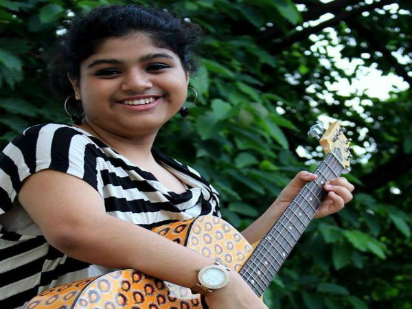বাবার সঙ্গে গলায় মেয়েও