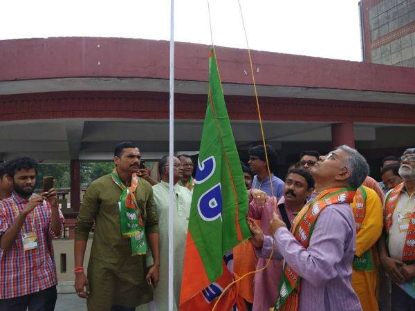 পাশে দিলীপ ঘোষ