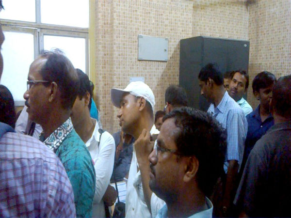 আমলার দাদাগিরি-তে বিক্ষোভে শখানেক প্রতিবাদী শিক্ষক আমলার দাদাগিরি-তে বিক্ষোভে শখানেক প্রতিবাদী শিক্ষক