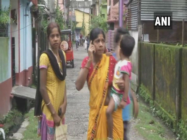 কলকাতায় কম্পন আতঙ্ক! বাড়ি-অফিস ছেড়ে রাস্তায় বহু মানুষ কলকাতায় কম্পন আতঙ্ক! বাড়ি-অফিস ছেড়ে রাস্তায় বহু মানুষ