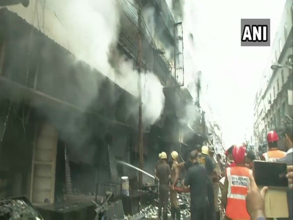 বাগরি মার্কেট অগ্নিকান্ডে দায়ী ডিওডোরেন্ট-পারফিউম! ইঙ্গিত দমকল ও পুলিশ সূত্রে বাগরি মার্কেট অগ্নিকান্ডে দায়ী ডিওডোরেন্ট-পারফিউম! ইঙ্গিত দমকল ও পুলিশ সূত্রে