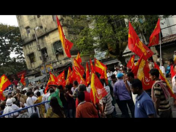 শহরে বাম শরিকের দফতরে পচা-গলা দেহ! উঠছে নানা প্রশ্ন শহরে বাম শরিকের দফতরে পচা-গলা দেহ! উঠছে নানা প্রশ্ন
