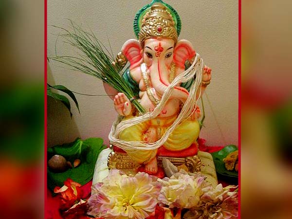 গণেশ মূর্তিতে সিঁদুর রাঙানো