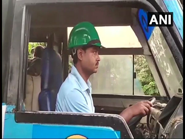 হামলা থেকে বাঁচার উপায়! ব্যস্ত সরকারি বাসের চালকরা হামলা থেকে বাঁচার উপায়! ব্যস্ত সরকারি বাসের চালকরা