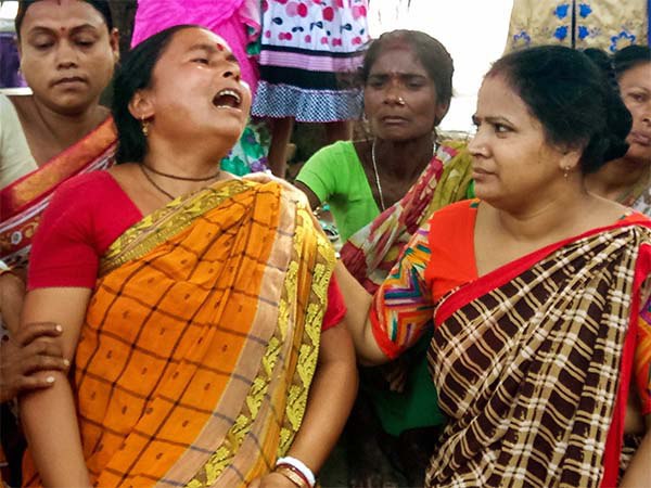 ছাত্রদের কফিনবন্দি দেহ মাটিতে পুতে অভিনব বিক্ষোভ ছাত্রদের কফিনবন্দি দেহ মাটিতে পুতে অভিনব বিক্ষোভ