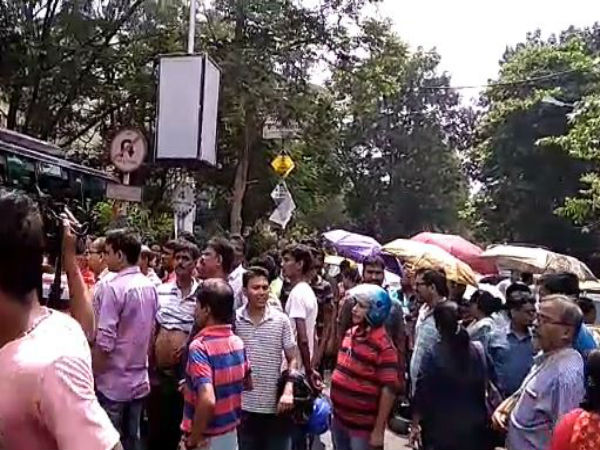 স্কুলের অসন্তোষের জের রাস্তায়! অবরোধে অভিভাবকরা স্কুলের অসন্তোষের জের রাস্তায়! অবরোধে অভিভাবকরা