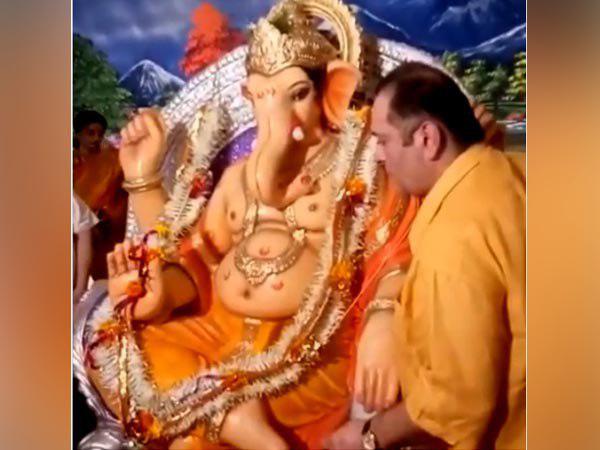 শেষবারের মত গণেশ পুজো আরকে স্টুডিওতে! আবেগঘন কাপুররা, দেখুন ভিডিও শেষবারের মত গণেশ পুজো আরকে স্টুডিওতে! আবেগঘন কাপুররা, দেখুন ভিডিও