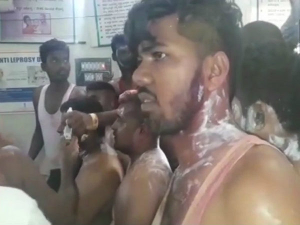 কর্ণাটকে কংগ্রেসের বিজয় মিছিলে অ্যাসিড হামলা, জখম অন্তত ১০ কর্ণাটকে কংগ্রেসের বিজয় মিছিলে অ্যাসিড হামলা, জখম অন্তত ১০