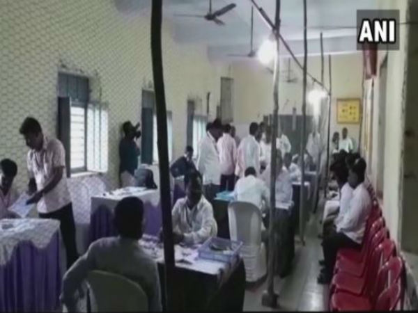 কর্ণাটকে বিধানসভার পর পুরসভা-পঞ্চায়েতেও ধাক্কা বিজেপির! লোকসভার আগে চাপ বাড়ল কংগ্রেসেরও কর্ণাটকে বিধানসভার পর পুরসভা-পঞ্চায়েতেও ধাক্কা বিজেপির! লোকসভার আগে চাপ বাড়ল কংগ্রেসেরও