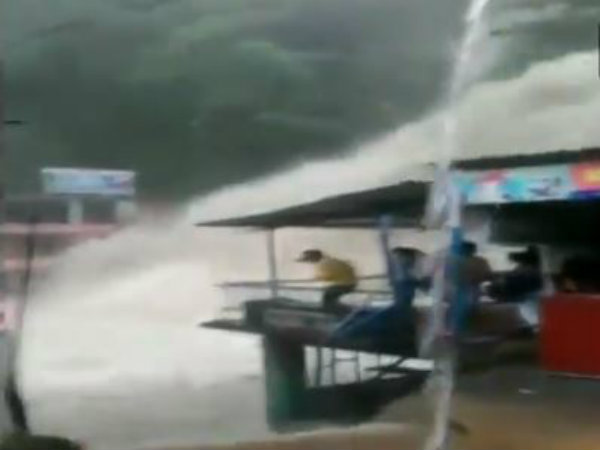 ভারী বৃষ্টিতে ফুঁসে উঠল উত্তরাখণ্ডের জনপ্রিয় জলপ্রপাত ভারী বৃষ্টিতে ফুঁসে উঠল উত্তরাখণ্ডের জনপ্রিয় জলপ্রপাত