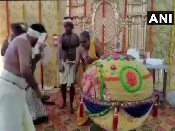৬০০ কেজি ওজনের লাড্ডু দিয়ে সিদ্ধিদাতাকে ভোগ অন্ধ্রপ্রদেশে ৬০০ কেজি ওজনের লাড্ডু দিয়ে সিদ্ধিদাতাকে ভোগ অন্ধ্রপ্রদেশে