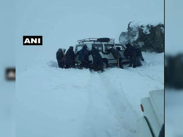 ভরা বর্ষায় পাহাড়ে বিপদে পড়ল একদল ছাত্র ভরা বর্ষায় পাহাড়ে বিপদে পড়ল একদল ছাত্র