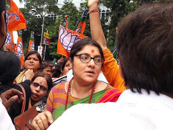 পুলিশের সঙ্গে ধস্তাধস্তির পর গ্রেফতার লকেট চট্টোপাধ্যায়, ভিডিওতে দেখুন পুলিশের সঙ্গে ধস্তাধস্তির পর গ্রেফতার লকেট চট্টোপাধ্যায়, ভিডিওতে দেখুন