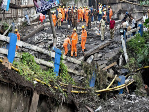 ২০১৮-র ৪ সেপ্টেম্বর ভেঙে পড়েছিল মাঝেরহাট ব্রিজের একাংশ