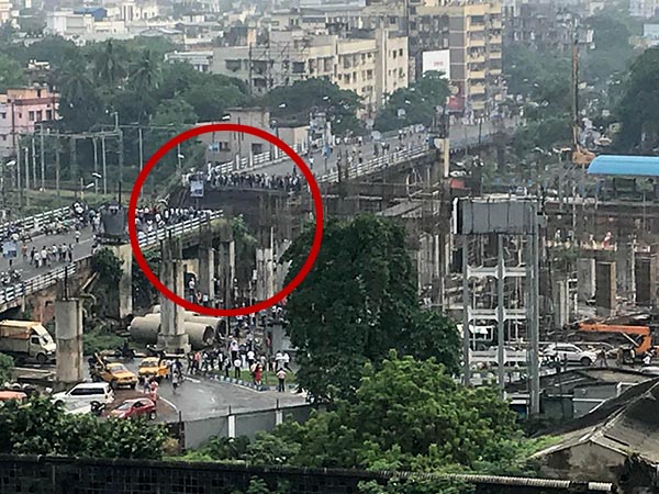ফিরল দু-বছর আগের ভয়াবহ স্মৃতি, মাঝেরহাটে ব্রিজ ভেঙে মৃতের সংখ্যায় ধন্দ ফিরল দু-বছর আগের ভয়াবহ স্মৃতি, মাঝেরহাটে ব্রিজ ভেঙে মৃতের সংখ্যায় ধন্দ