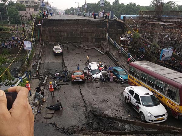মাঝেরহাট ব্রিজ দুর্ঘটনায় ৬ জন ভর্তি হাসপাতালে, পরিস্থিতি নিয়ে আর যা জানালেন মন্ত্রী ফিরহাদ মাঝেরহাট ব্রিজ দুর্ঘটনায় ৬ জন ভর্তি হাসপাতালে, পরিস্থিতি নিয়ে আর যা জানালেন মন্ত্রী ফিরহাদ