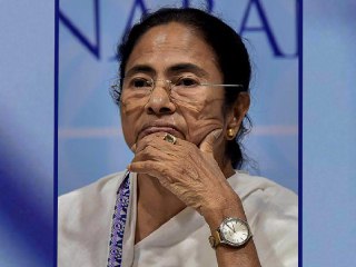 Mamata Banerjee wants to play digital game to win 2019 Loksabha Election. Mamata’s target is at least 10 percent vote from social media campaigning Mamata Banerjee wants to play digital game to win 2019 Loksabha Election. Mamata’s target is at least 10 percent vote from social media campaigning