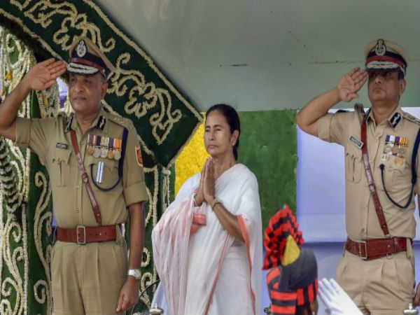 উর্দিধারী পুলিশের প্রণাম তৃণমূলের মন্ত্রীকে! ভিডিও ভাইরাল উর্দিধারী পুলিশের প্রণাম তৃণমূলের মন্ত্রীকে! ভিডিও ভাইরাল